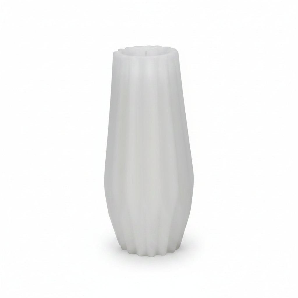 Gusta Figuurkaars Iza A – Wit – 8.7×8.7×19.3 cm – Luxe Decoratieve Kaars