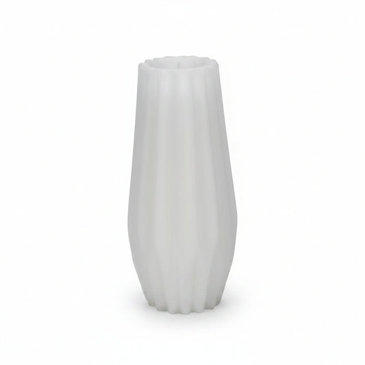 Gusta Figuurkaars Iza A – Wit – 8.7×8.7×19.3 cm – Luxe Decoratieve Kaars