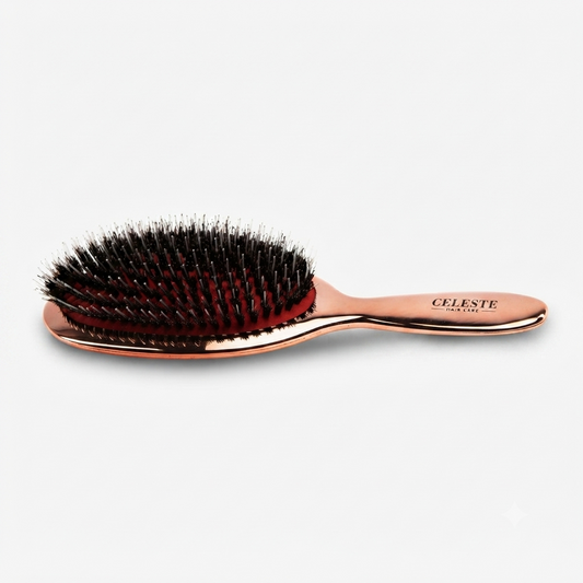 De CELESTE Spa Brush Rose Gold combineert elegant design met professionele haarverzorging. Dankzij de flexibele borstelharen en ergonomische vorm glijdt hij moeiteloos door het haar, vermindert pluis en stimuleert de hoofdhuid voor een natuurlijke glans. Perfect voor dagelijks gebruik en geschikt voor elk haartype.
